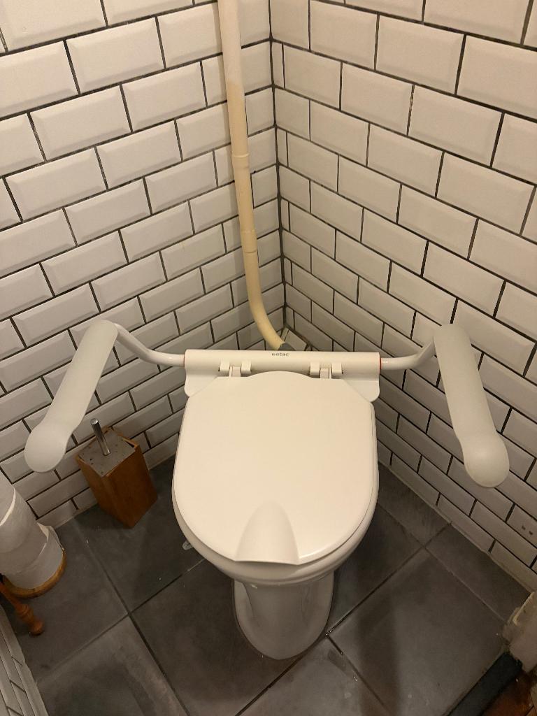 Etac gehandicapten toiletbril met armleuningen - BIJNA NIEUW, Diversen, Ophalen, Gebruikt