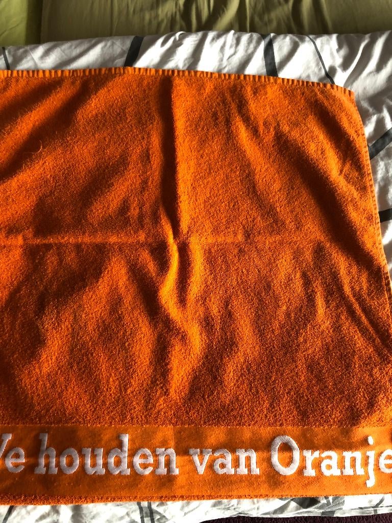 Een oranje 'We houden van Oranje' zwemlaken., Ophalen of Verzenden, Nieuw, Overige binnenlandse clubs, Overige typen
