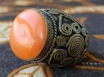 Mooie oude zilverbrons ring uit Nepal met een steen.