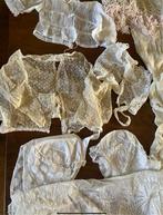 Verschillende antieke kantjes hesjes en antiek bewerkt kleed, Ophalen of Verzenden