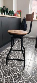 2 barkrukken van mangohout met zwartstalen onderstel, 2 krukken, Ophalen, Zo goed als nieuw, 60 tot 90 cm