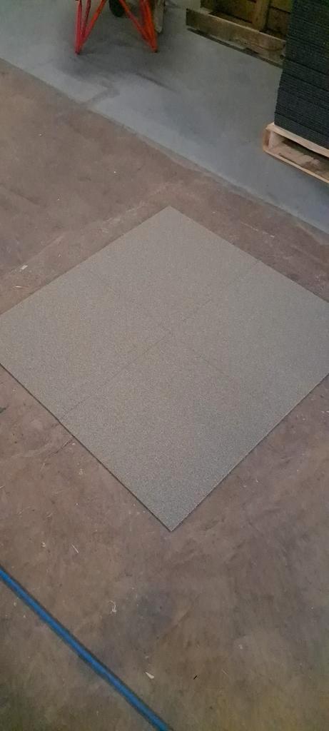 Nieuw beige/grijs tapijttegels €1.75 euro per tegel, Huis en Inrichting, Stoffering | Vloerbedekking, Nieuw, Tapijttegels, Beige