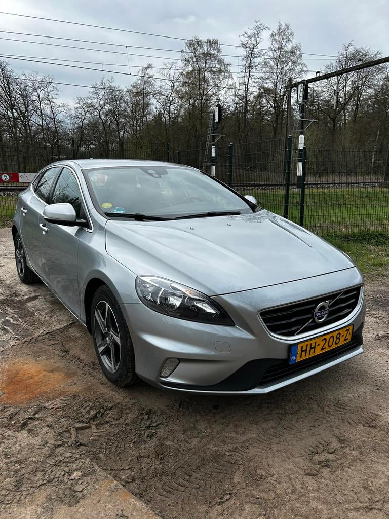 Volvo V40 2.0 D2 120PK 2015 Grijs, Auto's, Volvo, Zwart, 4 cilinders, 1969 cc, Alcantara