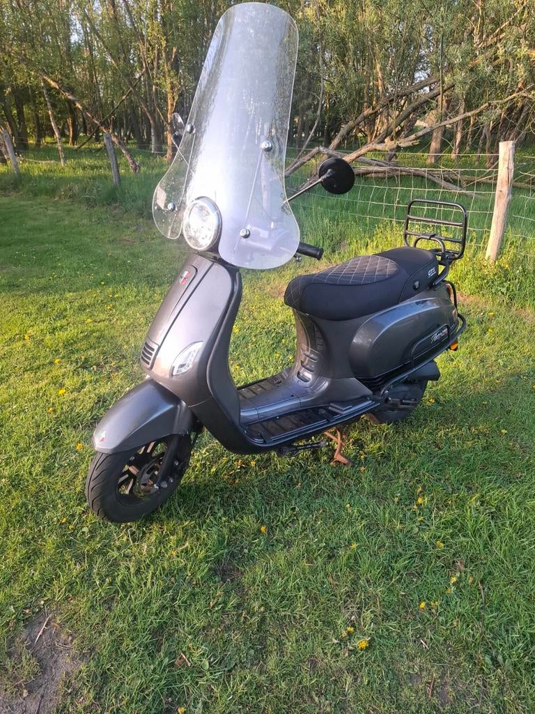 Scooter geel kenteken met helm, Ophalen