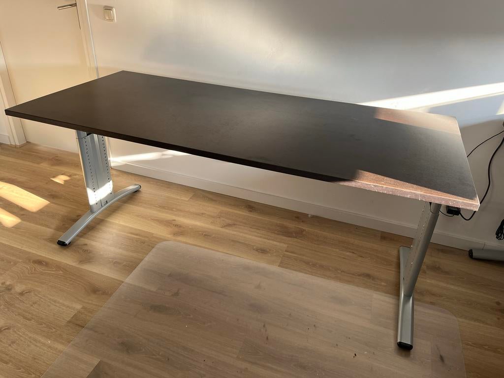 In hoogte verstelbaar bureau - Donkerbruin met zilveren pote, Huis en Inrichting, Bureaus, Ophalen, Gebruikt, Spaanplaat of MDF