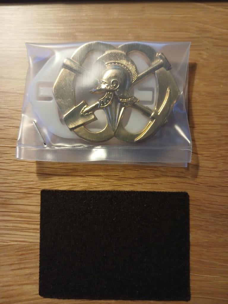 Baretembleem Pionier compleet met ondergrondje, Verzenden, Landmacht, Nederland, Embleem of Badge