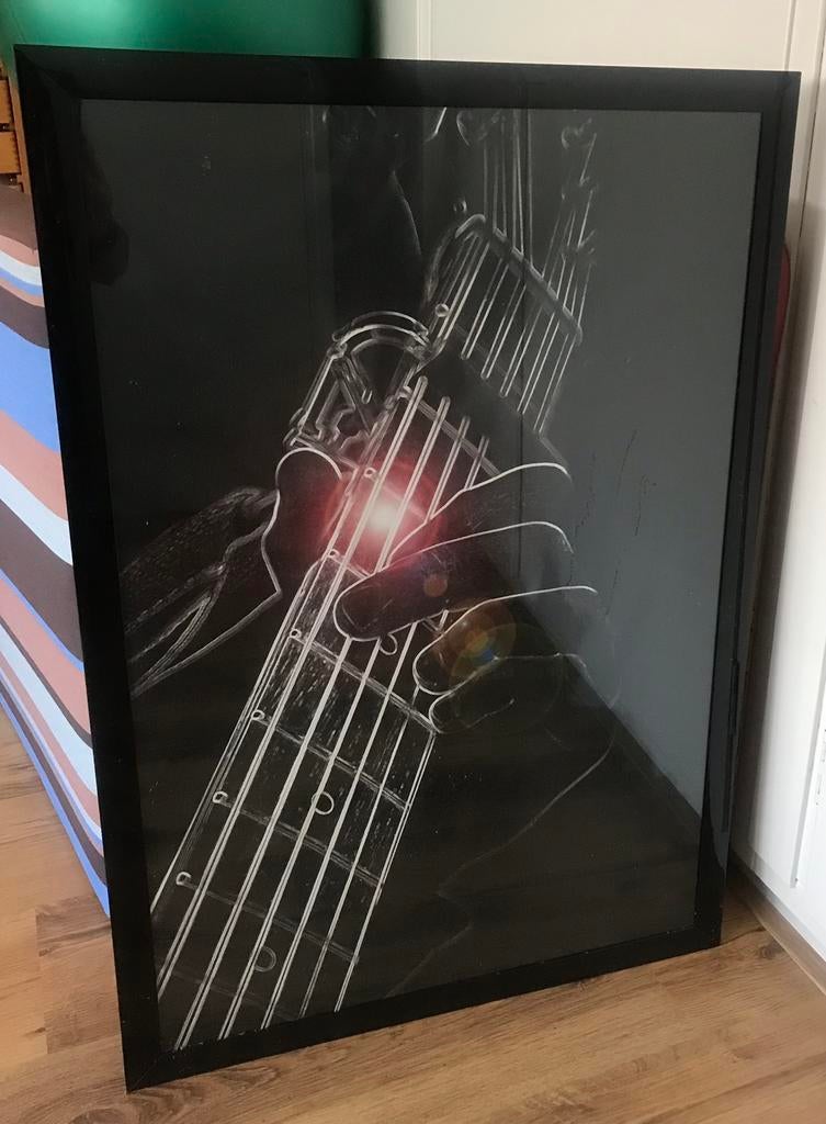 Poster (foto) gitaar + hand in lijst 80 x 55 - zwart, Ophalen, Met lijst, A1 t/m A3, Muziek
