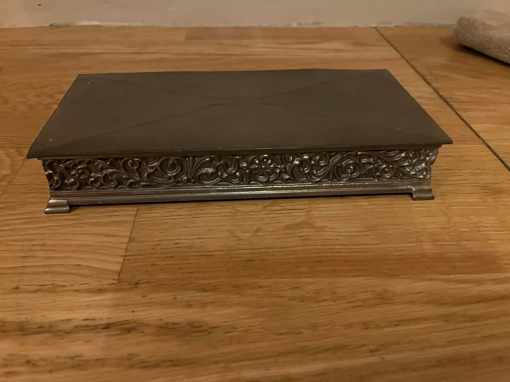 Antieke tinnen doos met decoratieve gravures, Ophalen