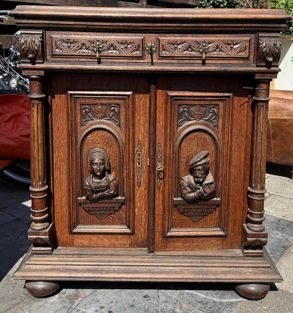 Antiek eiken kabinet met houtsnijwerk, Ophalen