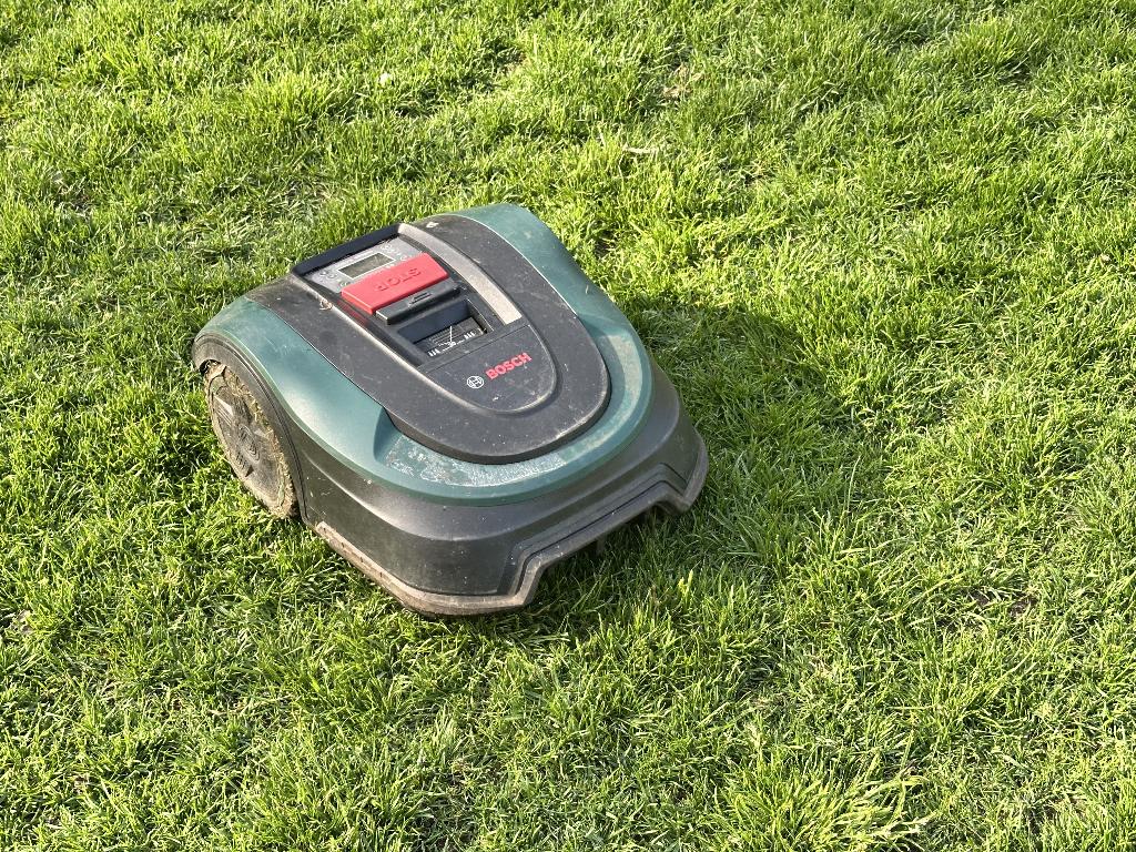 Indego Robotmaaier met garage te koop, Ophalen, Gebruikt, Bestuurbaar via app, Minder dan 20 cm