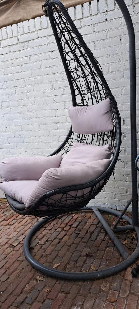 Zwarte schommelstoel met kussens, Huis en Inrichting, Stoelen, Ophalen, Zo goed als nieuw, Zwart, Eén