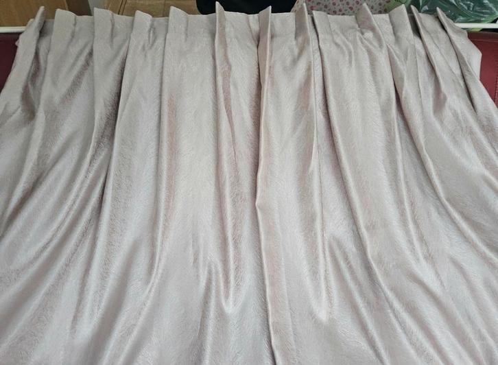 2 Gordijnen van 227 cm hoog en elk 105 cm breed, Huis en Inrichting, Stoffering | Gordijnen en Lamellen, Zo goed als nieuw, 200 cm of meer