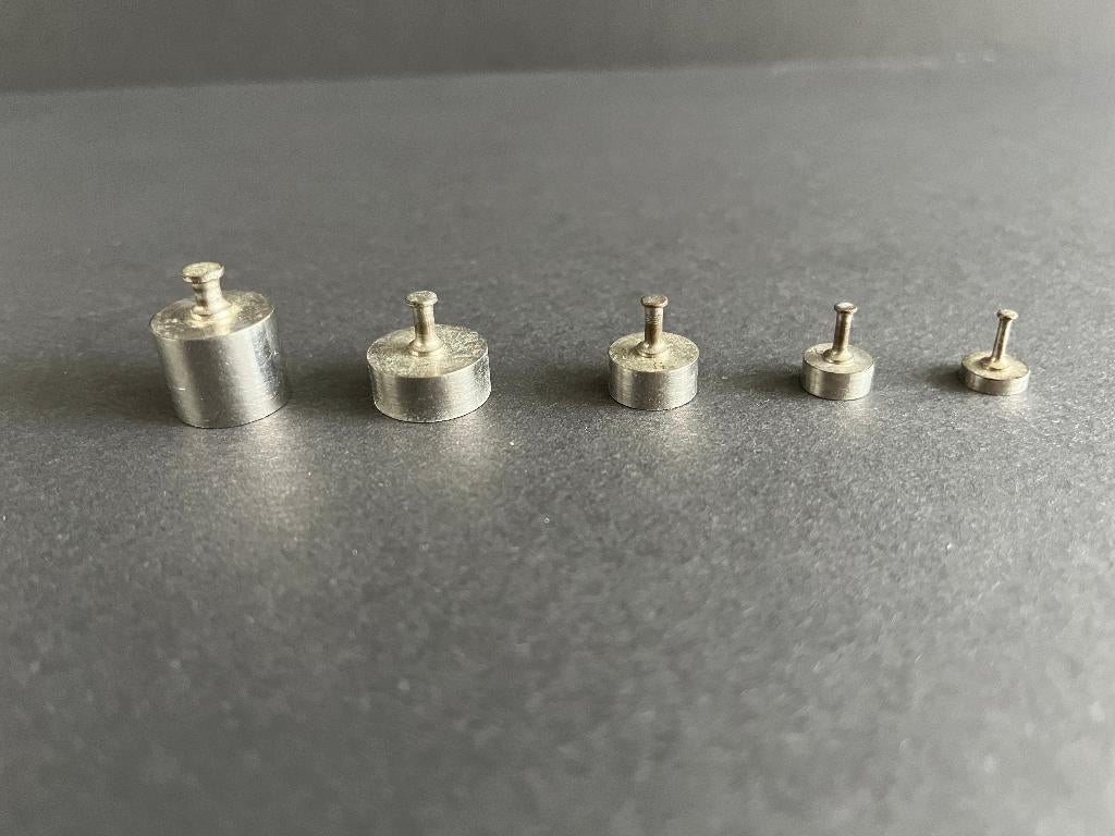 Set van 5 oude, kleine, metalen gewichten, Ophalen of Verzenden