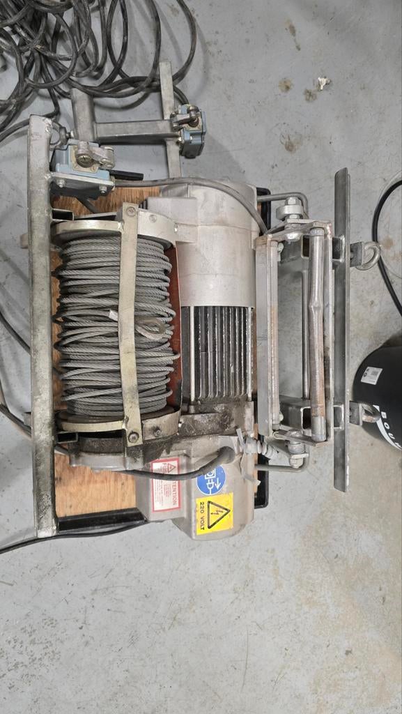 Elektrische lier, Doe-het-zelf en Verbouw, Lieren en Takels, Ophalen, Zo goed als nieuw, Elektrisch