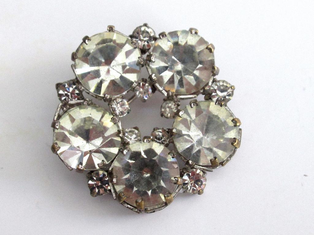 Oude broche met helder kristallen uit de 50-60 jaren., Ophalen of Verzenden, Gebruikt, Overige kleuren, Overige materialen