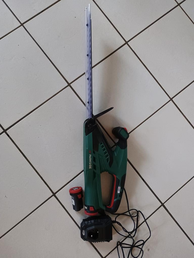 Parkside Heggenschaar Accu 12V met Oplader en 2 Accu's, Ophalen of Verzenden, Zo goed als nieuw, Elektrisch, Parkside