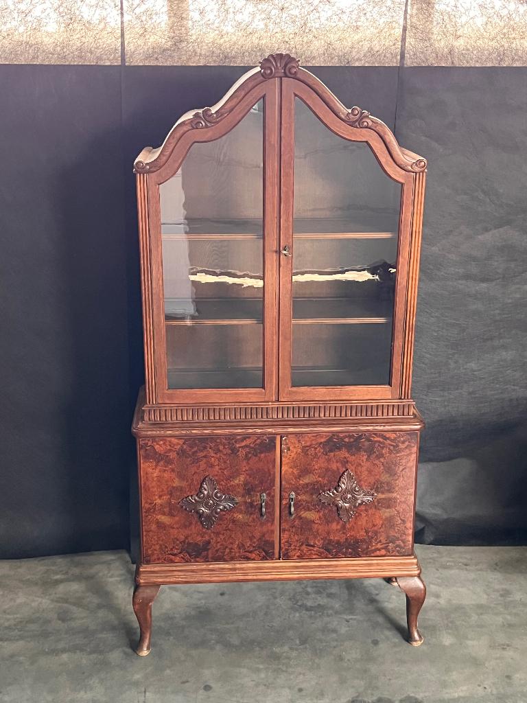 Sfeervol service kastje met bewerkte onderdeurtjes, Ophalen