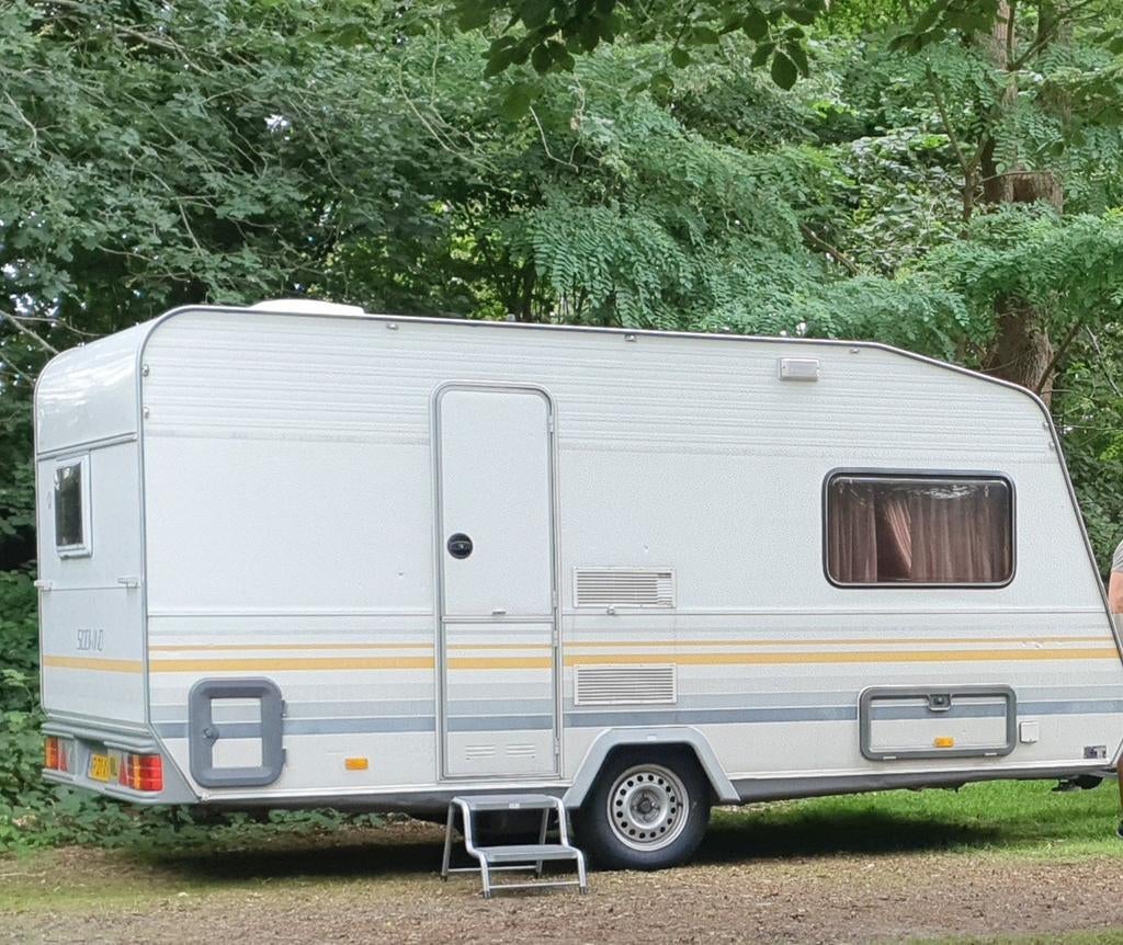 Knaus Sudwind met z.g.a.n. voortent, zij/slaapcabine en luif, Caravans en Kamperen, Rondzit, Particulier, Luifel, Knaus