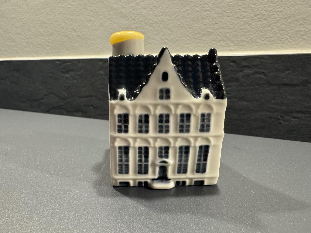 KLM huisje 105, Verzamelen, KLM Huisjes, Ophalen of Verzenden, Zo goed als nieuw, 81 t/m 91, Gevuld
