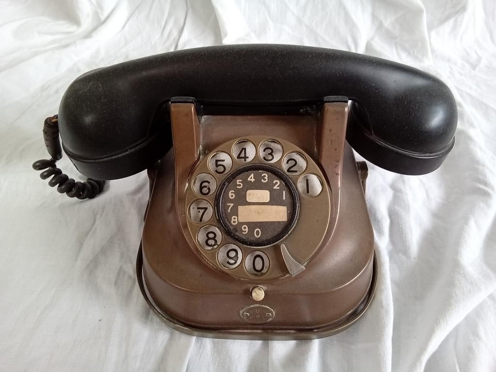 Antieke draaischijf telefoon , koper met bakelieten hoorn., Ophalen of Verzenden