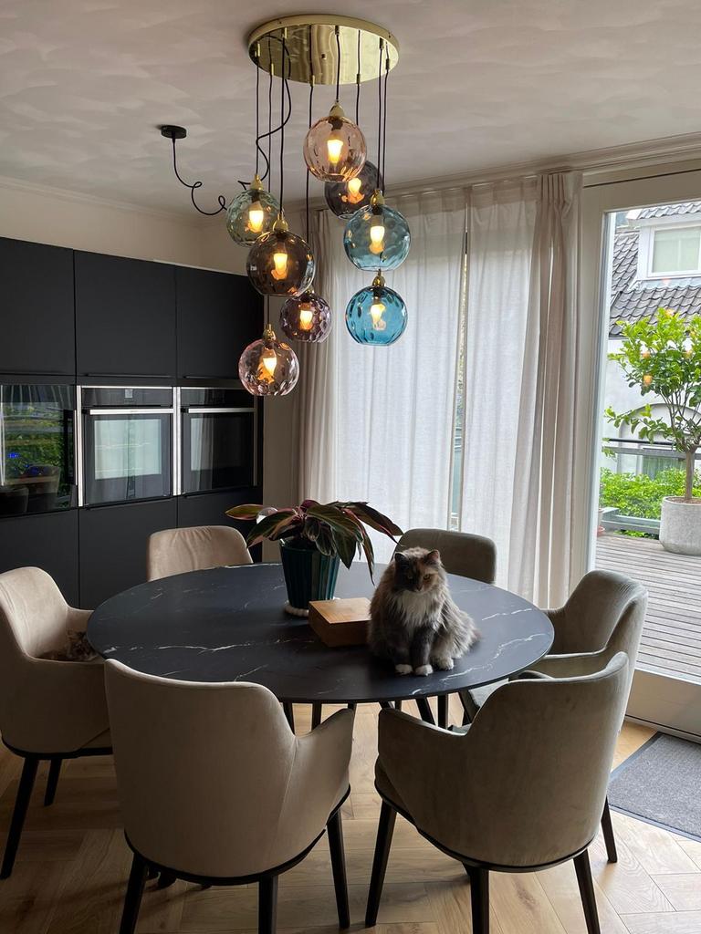 Ilara cluster hanglamp met 8 gekleurde glazen bollen, Huis en Inrichting, Lampen | Hanglampen, Ophalen, Gebruikt, Glas, 75 cm of meer