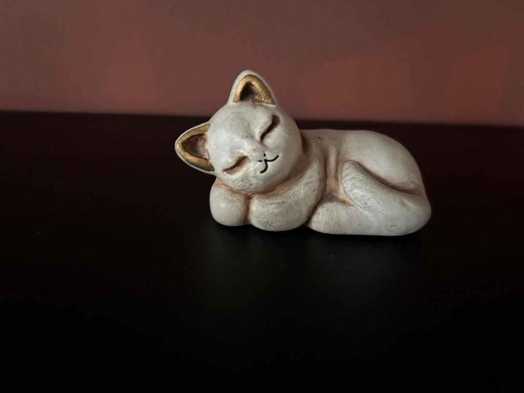 Thun Kat slapend klein licht oortje keramiek, Verzamelen, Beelden en Beeldjes, Ophalen of Verzenden, Gebruikt, Dier