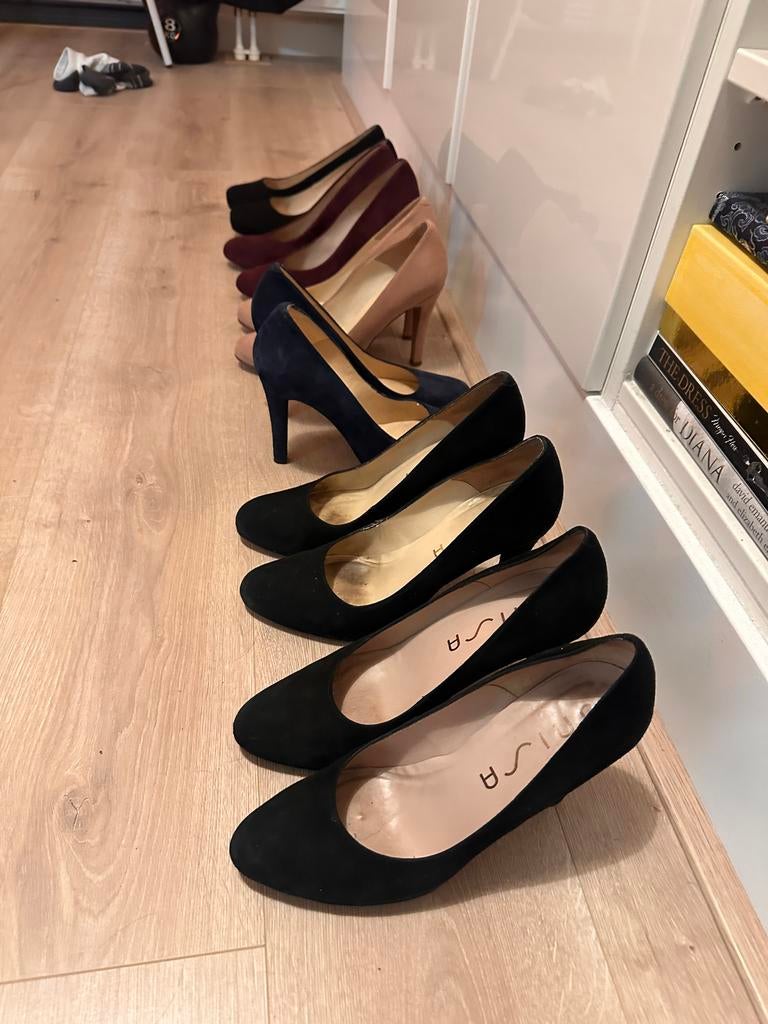 Assepoester gezocht! 6 paar suède Unisa pumps mt 41. Gratis, Ophalen, Gedragen, Zwart, Pumps