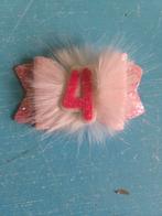 Roze haarclip met nummer 4 en pluizige details, Kinderen en Baby's, Kindermode-accessoires, Ophalen of Verzenden, Nieuw, Onbekend