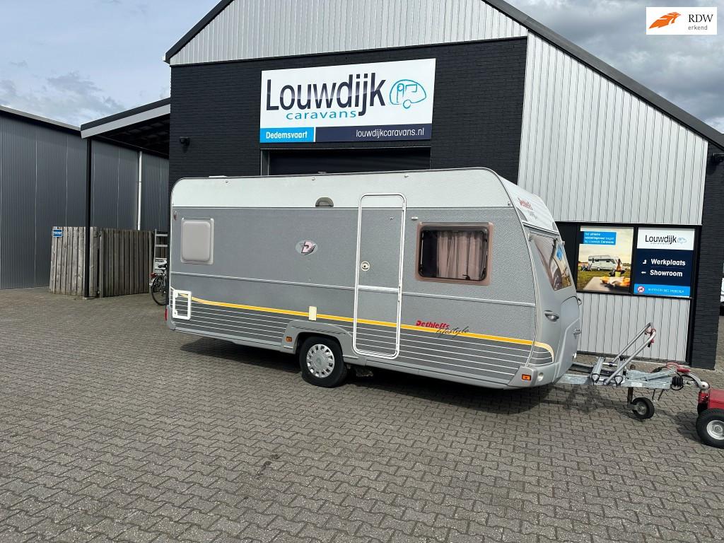 DETHLEFFS Camper 450 DB ’03 (Mover, Fransbed), Rondzit, Vast bed, Bedrijf, Kelvinstraat 23
7701BZ  Dedemsvaart, NL