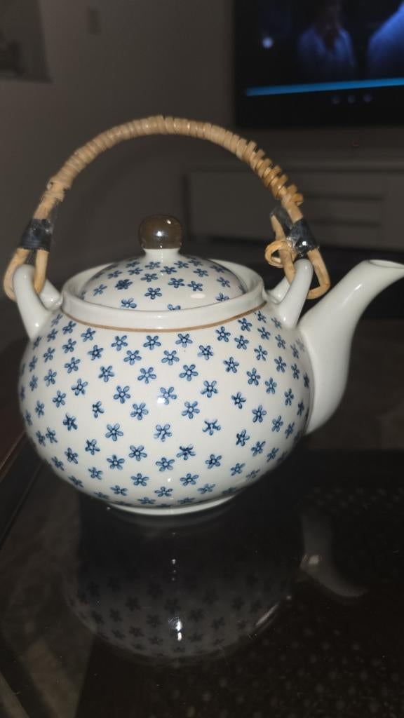 Te koop Mooie theepot met blauwe bloemetjes en rotan handvat, Ophalen