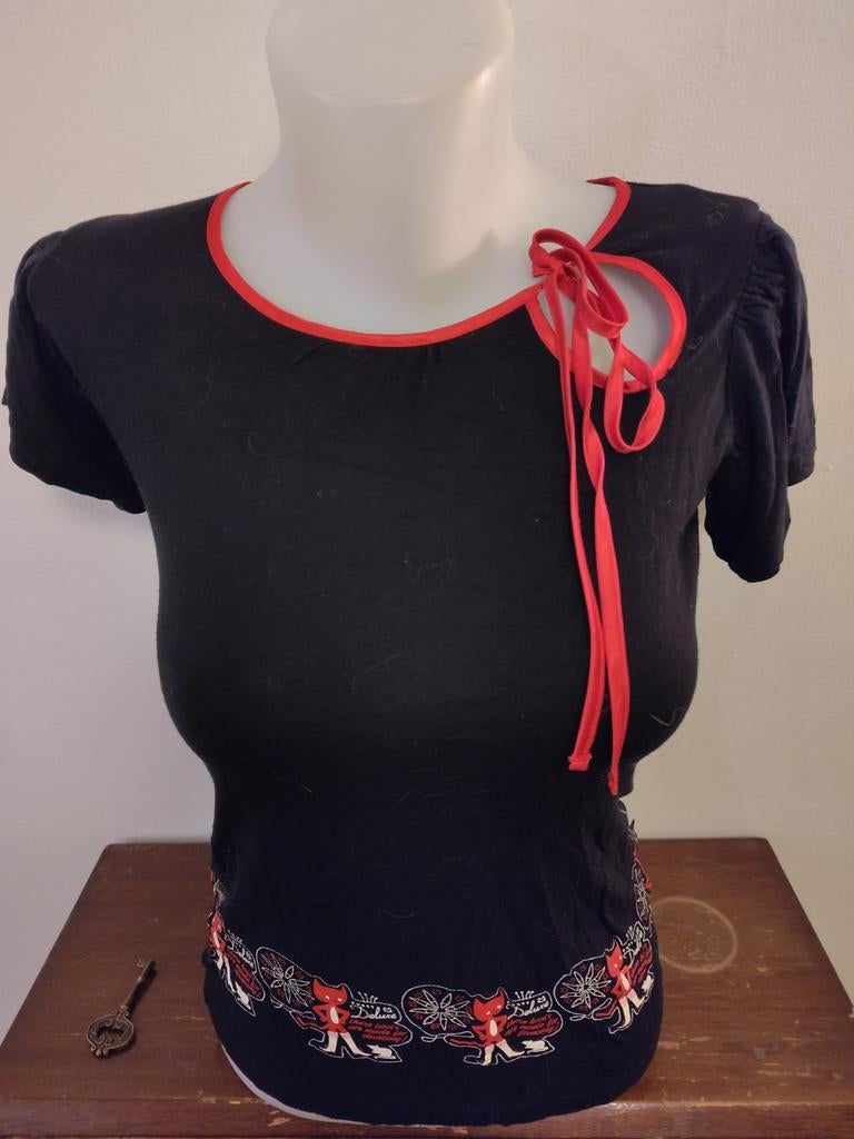 Vintage style T-shirt zwart met rood, Pussy deLuxe, S, Pussy de Luxe, Zwart, Ophalen of Verzenden, Zo goed als nieuw