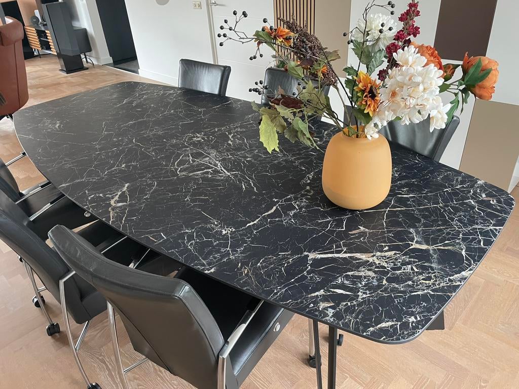 Unieke design ontworpen keramische eettafel. kleur zwart, Ophalen, Zo goed als nieuw