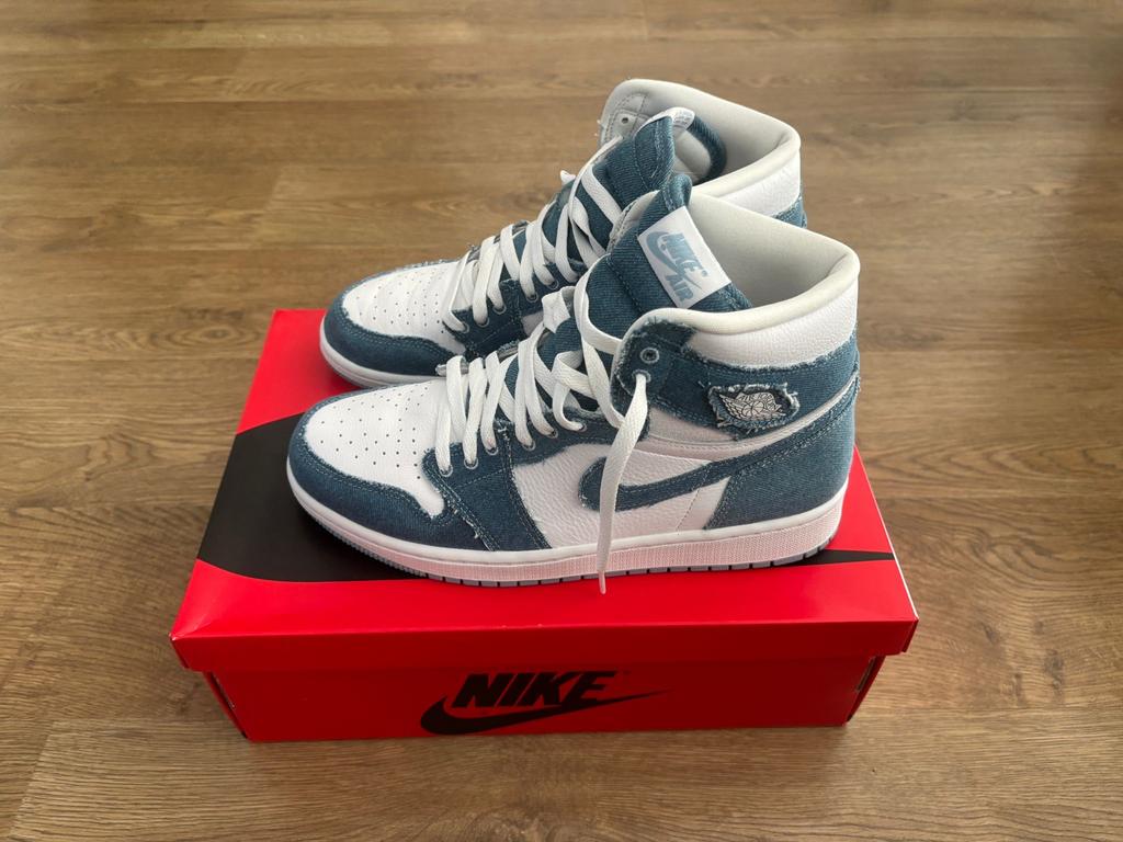 Nike Air Jordan 1 High Denim - maat 42,5 - NIEUW, Kleding | Dames, Schoenen, Ophalen of Verzenden, Nieuw, Blauw, Sneakers of Gympen