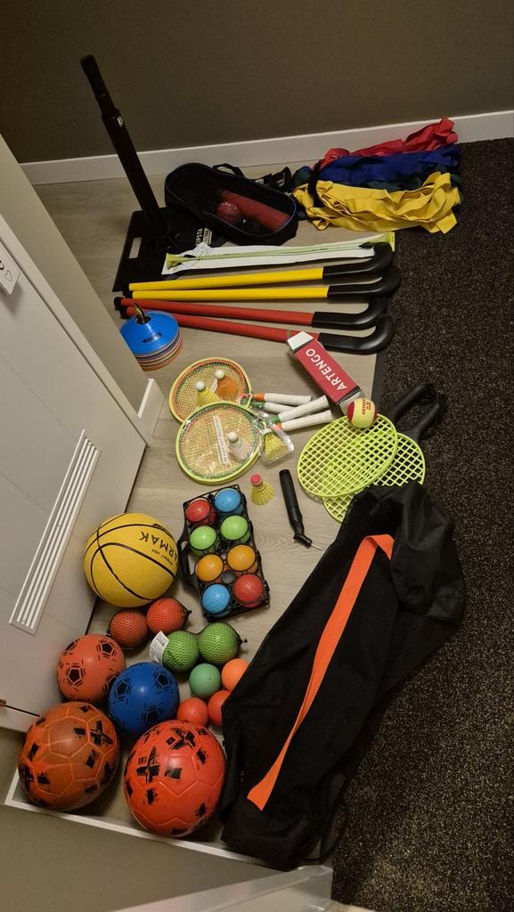Sport en spelpakket voetballen, hockeysticks, honkbalset etc, Ophalen, Zo goed als nieuw