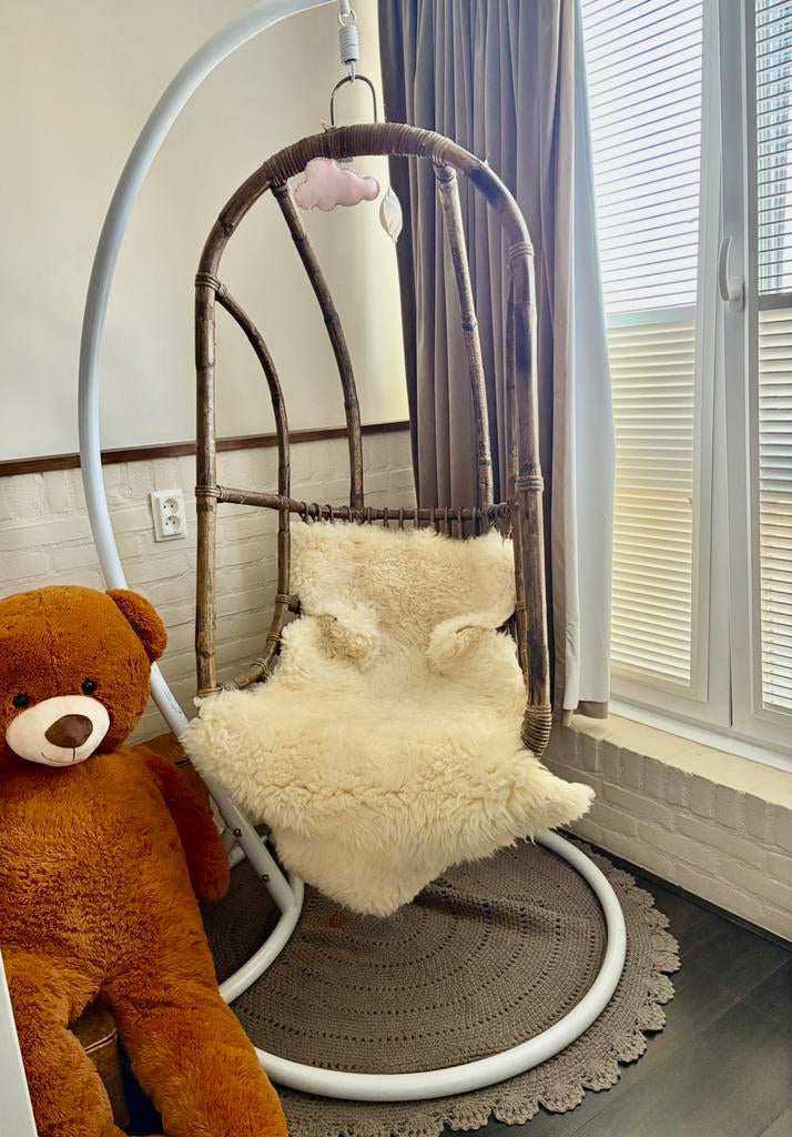 Rotan hangstoel met witte standaard, Tuin en Terras, Hangmatten, Ophalen, Zo goed als nieuw, Met standaard, Eenpersoons