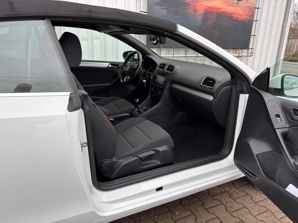 Volkswagen Golf Cabriolet Dealeronderhouden NAP APK GARANTIE, Auto's, Voorwielaandrijving, Euro 5, Stof, Zwart