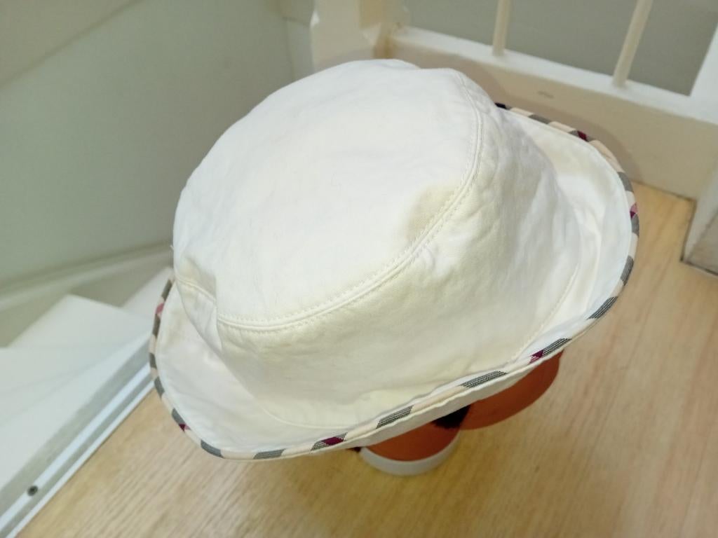 Burberry Zomerhoed - Stijlvolle Witte Bucket Hat, Hoed, Ophalen of Verzenden, Burberry, Gedragen