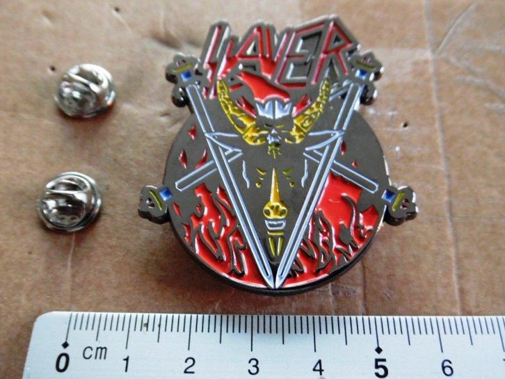 Slayer prachtige  shaped metal pin badge speld  n2, Verzamelen, Muziek, Artiesten en Beroemdheden, Nieuw, Overige typen, Verzenden