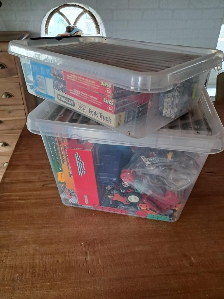 Twee kratjes bouwpakketten oa Meccano en Construction, Ophalen, Groter dan 1:32