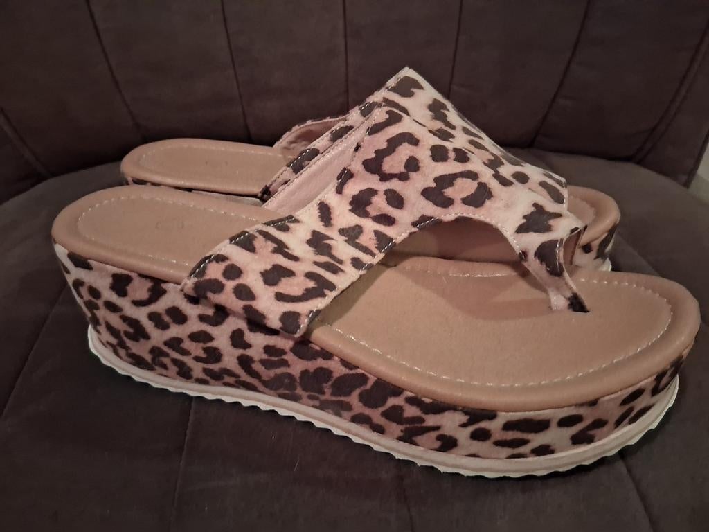 Leopardprint Slippers met Sleehak, Kleding | Dames, Schoenen, Slippers, Bruin, Ophalen of Verzenden, Onbekend