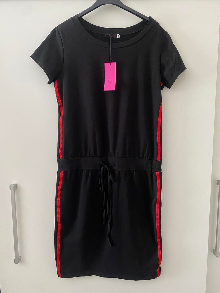 Savinni zwarte basic comfy jurk dress rood detail mt S / M, Maat 38/40 (M), Ophalen of Verzenden, Zo goed als nieuw, Knielengte