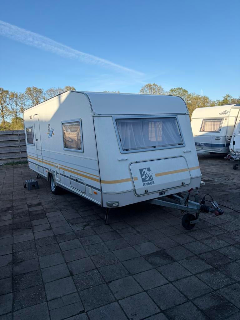 Knaus 550 tkm stapelbedden,airco ,elektrische verwarming, Caravans en Kamperen, Caravans, Bedrijf, tot en met 6, 750 - 1000 kg