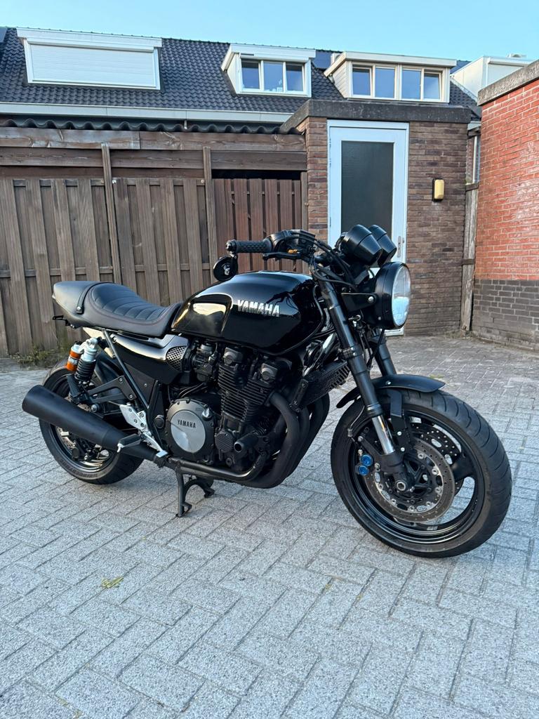 Super mooie zwarte Yamaha 1300 XJR custom caferacer, Motoren, Motoren | Yamaha, 2 cilinders, Motorrijbewijs A, Particulier, Meer dan 35 kW