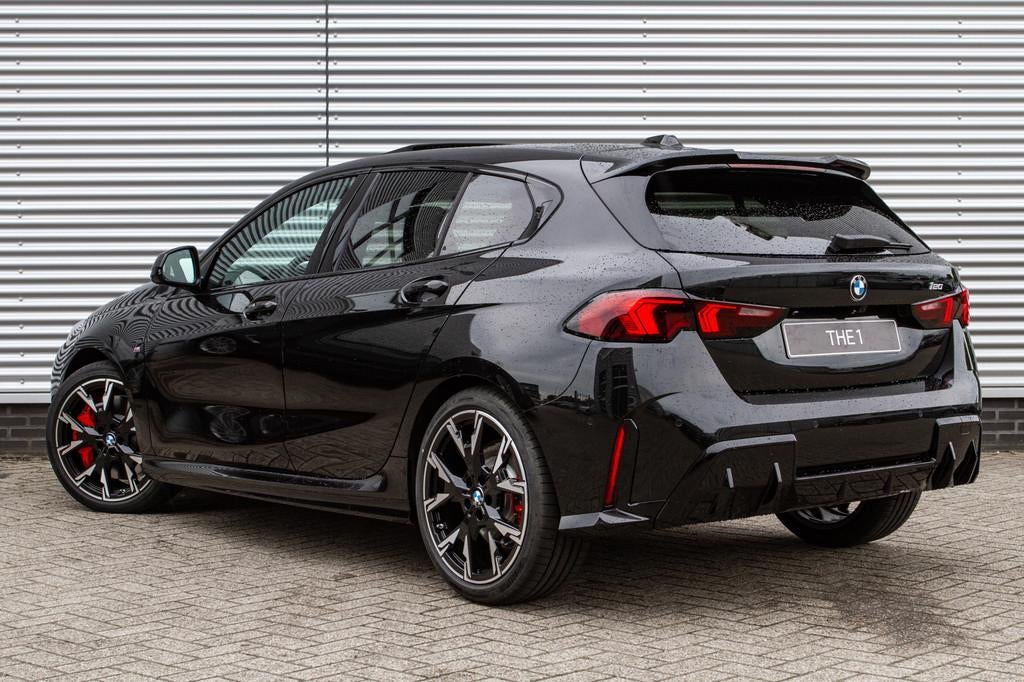 BMW 1 Serie 120 M Sport Automaat / Panoramadak / Sportstoele, Auto's, BMW, Zwart, 156 pk, Zwart, Leder