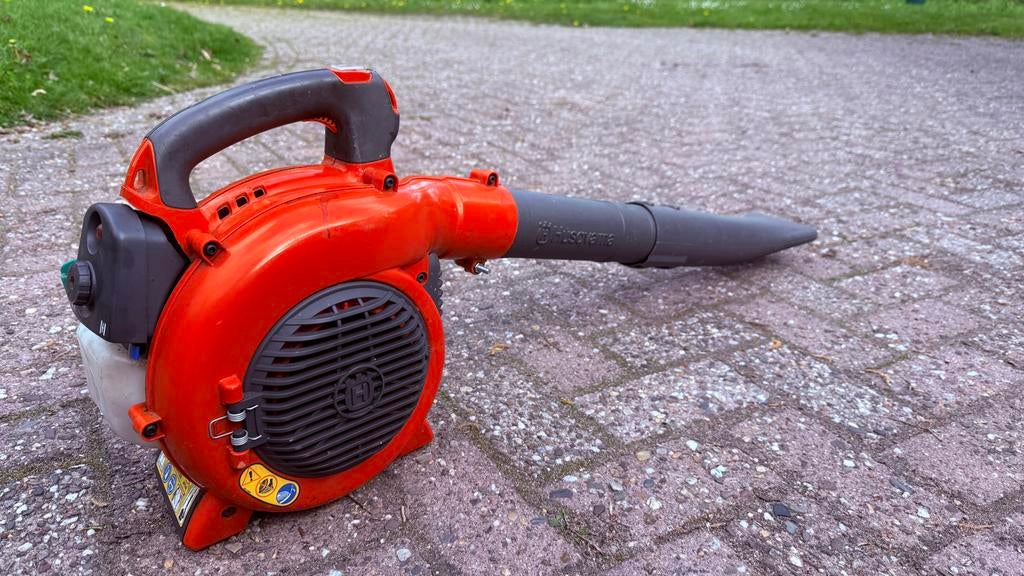 Husqvarna bladblazer - start wel, maar slaat af, Tuin en Terras, Bladblazers, Ophalen, Gebruikt, Benzine, Handgedragen