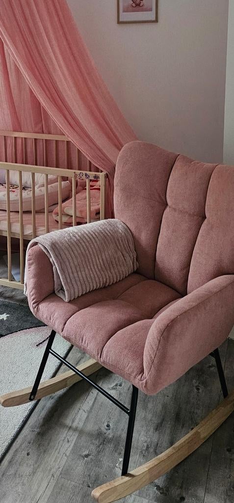 Roze schommelstoel voor babykamer, Huis en Inrichting, Stoelen, Ophalen, Modern, Scandinavisch, Comfort, Overige kleuren, Nieuw