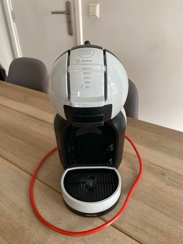 Grijze Dolce Gusto koffiezetapparaat, Witgoed en Apparatuur, Koffiezetapparaten, Ophalen, Koffiemachine, Zo goed als nieuw, Koffiepads en cups