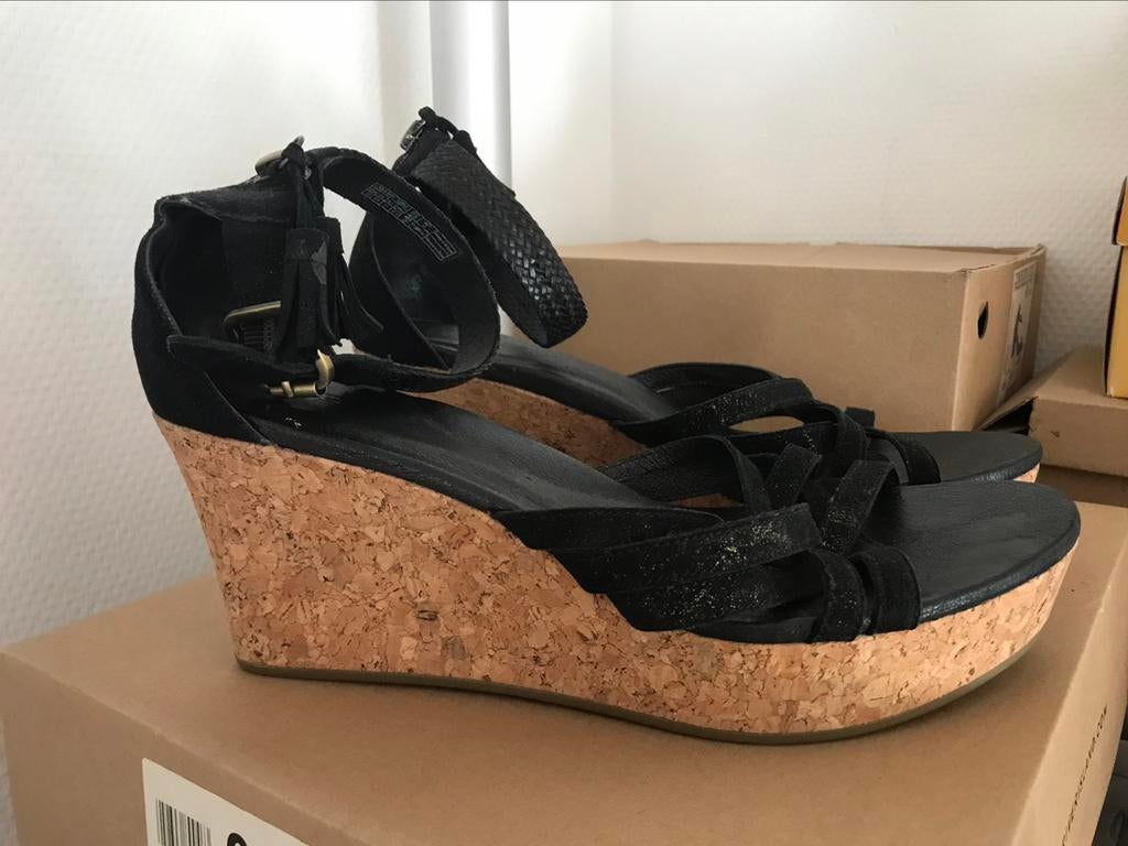 UGG sandalen zomer dames zwart goud rits maat 41 zgan, UGG, Verzenden, Zwart, Sandalen of Muiltjes