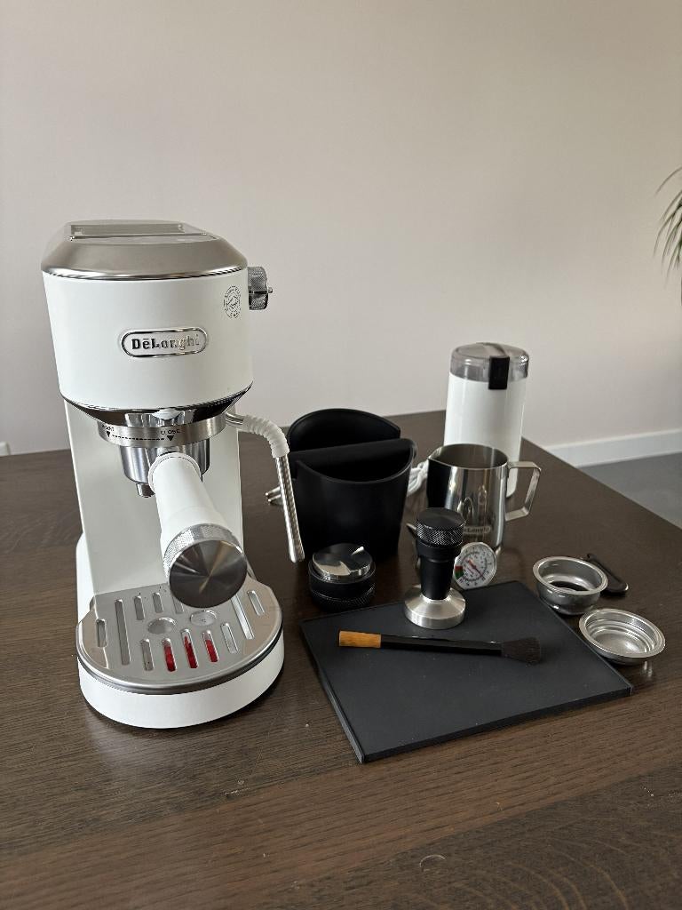 Delonghi Dedica Duo pistonmachine EC890.WI incl. bonenmaler, Ophalen, Espresso apparaat, Zo goed als nieuw, Gemalen koffie