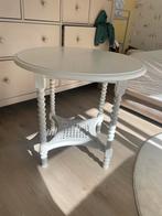 Witte Bijzettafel met Gedraaide Poten en Rotan Detail, Minder dan 55 cm, Gebruikt, Ovaal, Hout